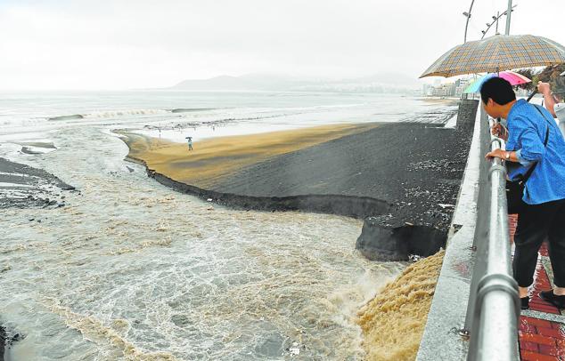 Desde el 23 al 27 de septiembre, el nombre de moda en Canarias fue Hermine. Así se llamó el ciclón reconvertido en tormenta tropical que descargó lluvia con intensidad y provocó menos daños de los previstos, sobre todo porque la ciudadanía hizo caso a la recomendación de quedarse en casa. 