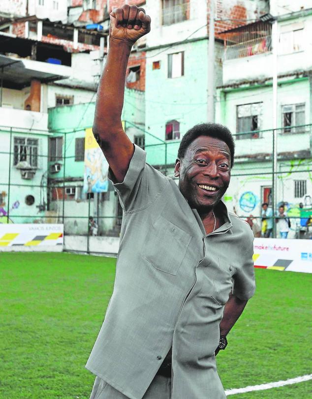 Antes que Maradona, antes que Cristiano, antes que Messi... estuvo Pelé. El futbolista brasileño falleció el 29 de diciembre, tras semanas ingresado en un hospital. El brasileño Edson Arantes do Nascimento, considerado por muchos el mejor futbolista de todos los tiempos, murió a los 82 años acompañado de sus familiares.