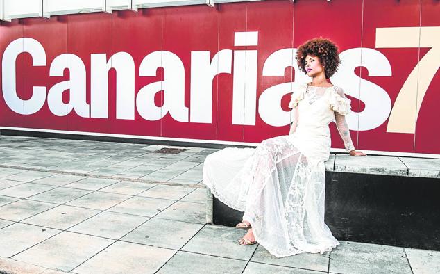 Los diseñadores grancanarios Aurelia Gil y Arcadio Domínguez quisieron participar en el 40 aniversario de CANARIAS7.