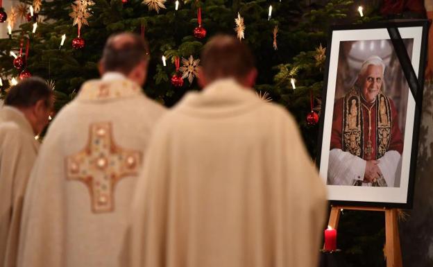 Benedicto XVI pide perdón en su testamento espiritual a quienes haya podido dañar