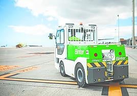 Imagen de uno de los vehículos con los que Binter realiza su propio hándling.