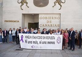 La consejera de Igualdad, Noemí Santana, el vicepresidente canario, Román Rodríguez, y otros miembros del Gobierno canario ayer, en el minuto de repulsa.