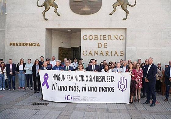 La consejera de Igualdad, Noemí Santana, el vicepresidente canario, Román Rodríguez, y otros miembros del Gobierno canario ayer, en el minuto de repulsa.