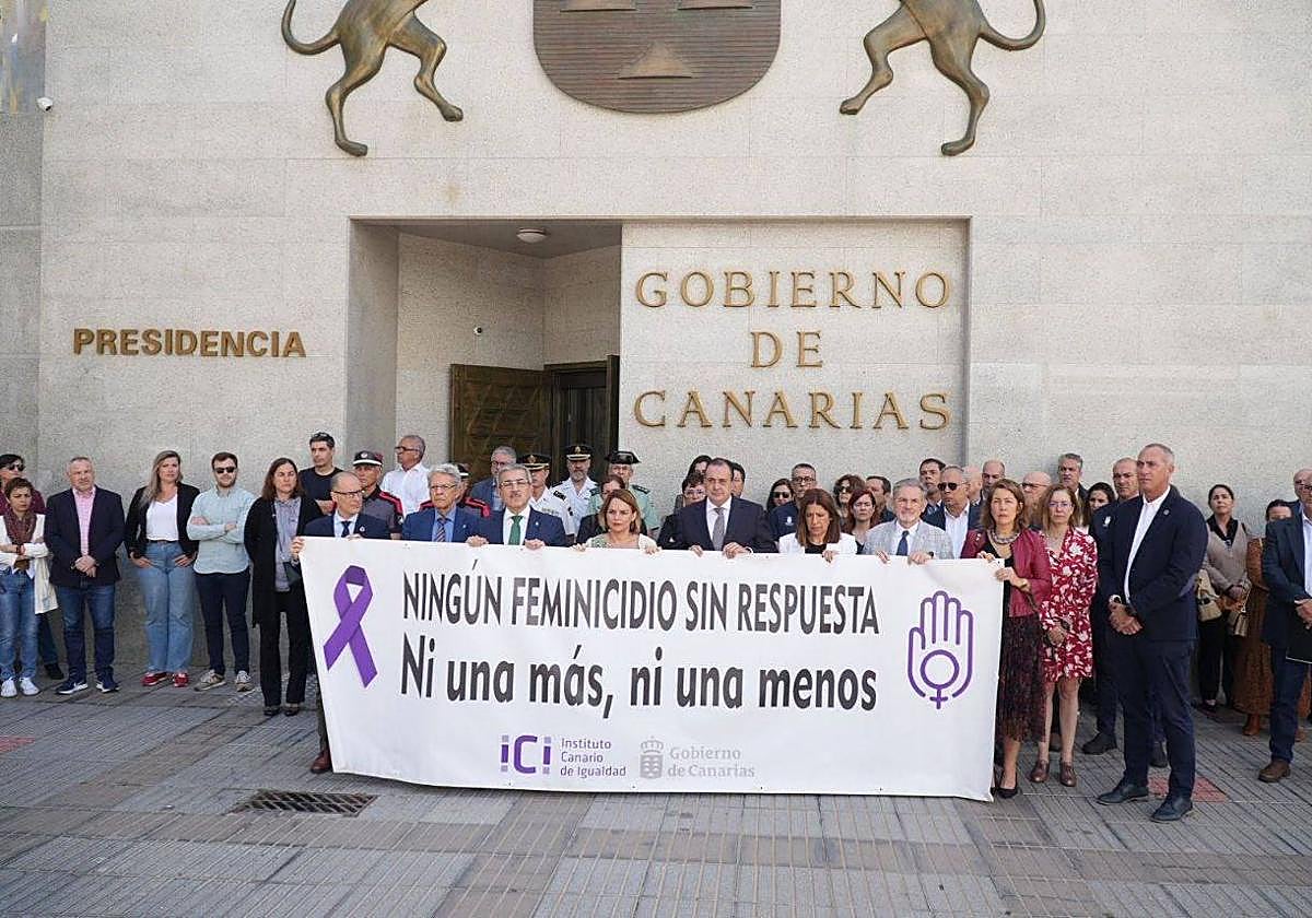 La consejera de Igualdad, Noemí Santana, el vicepresidente canario, Román Rodríguez, y otros miembros del Gobierno canario ayer, en el minuto de repulsa.