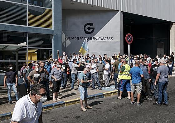 Protesta de guagüeros en la sede de Guaguas Municipales, en El Sebadal, en el año 2020.