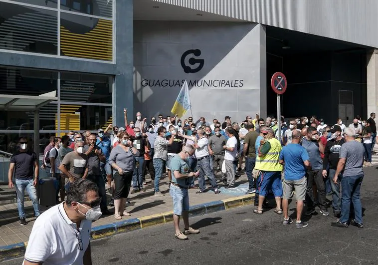 Guagüeros con el salario mínimo de Rajoy: la asamblea ordena plantear un preaviso de huelga