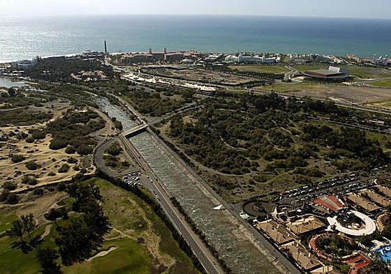 Vista de archivo del barranco canalizado y con agua tras unas fuertes lluvias.