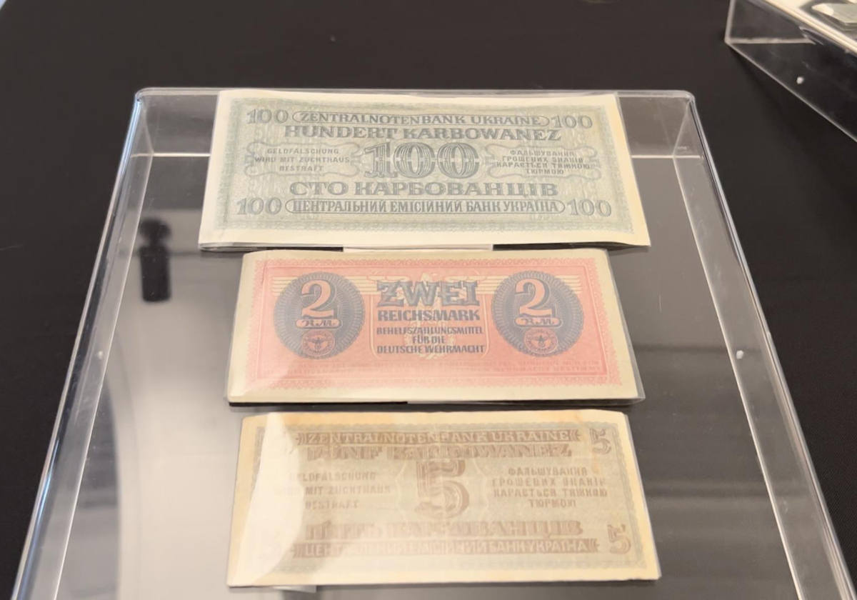 Fotografía cedida por la Dirección General de Aduanas de Argentina de billetes del régimen nazi incautados por la Aduana. Diecisiete billetes del régimen nazi, entre ellos cinco usados en campos de concentración durante la Segunda Guerra Mundial, han sido depositados en el Museo del Holocausto de Buenos Aires, tras haber sido incautados por la Aduana en un buque proveniente de Uruguay.
