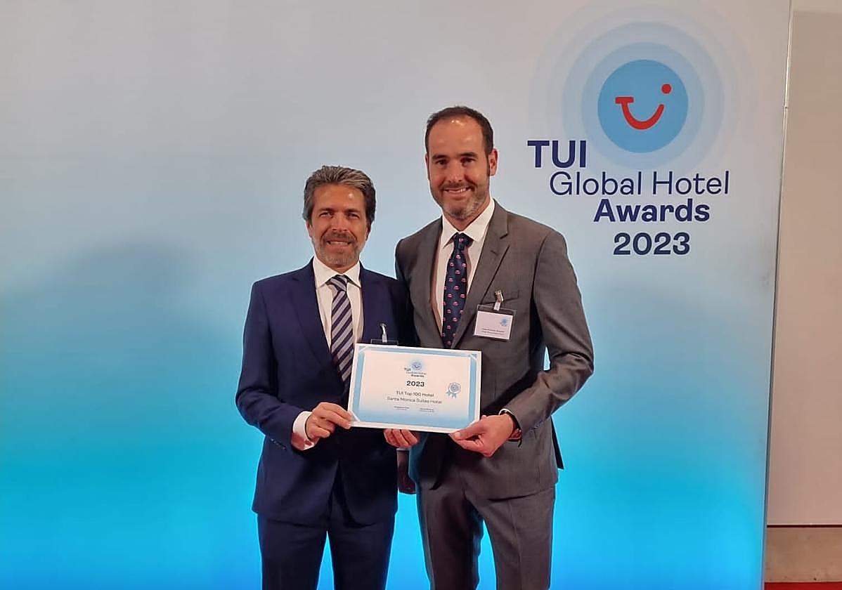 Manuel Florido Mayor y Jose Antonio Amador Pastrana y , Director y Presidente respectivamente de Santa Mónica Suites Hotel recibiendo el premio Tui Global Hotel Awards 2023.