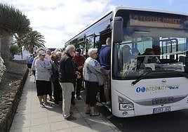 Viajeros subieron a bordo de una guagua de transporte interurbano.