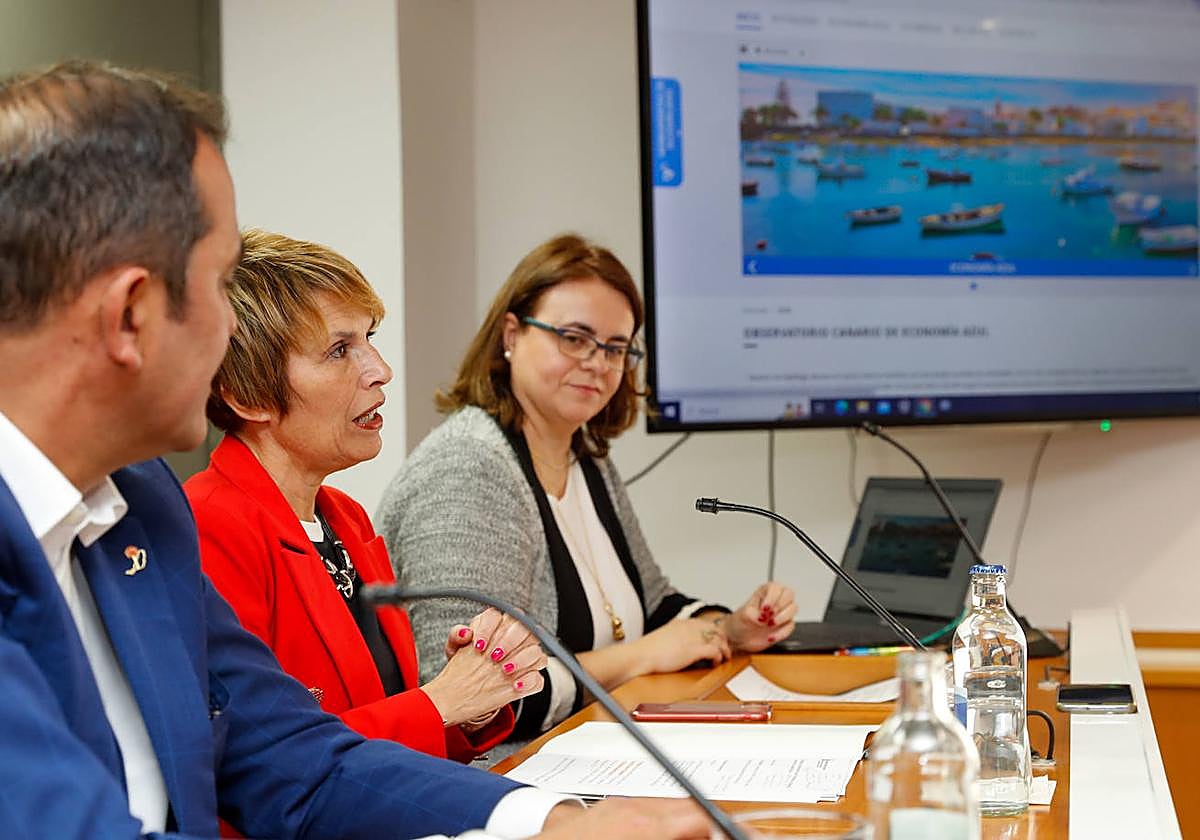 La consejera de Economía del Gobierno de Canarias, Elena Máñez (c); el viceconsejero del área, Blas Acosta (i); y la responsable de Innovación del Instituto Tecnológico de Canarias (ITC), Alma Cruz (d), presentaron este miércoles el Observatorio de Economía