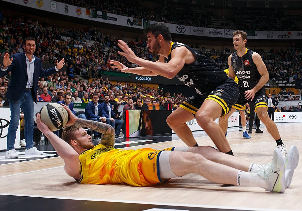 Olek Balcerowski busca un pase desde el suelo en el partido copero contra el Lenovo Tenerife