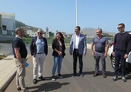 Los representantes políticos acompañados de los técnicos durante la visita a la parcela urbanizada.