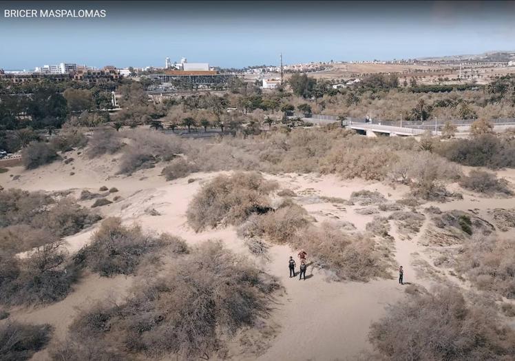 nte la Agenes de la autoridad operando los drones usados para la vigilancia de las dunas.