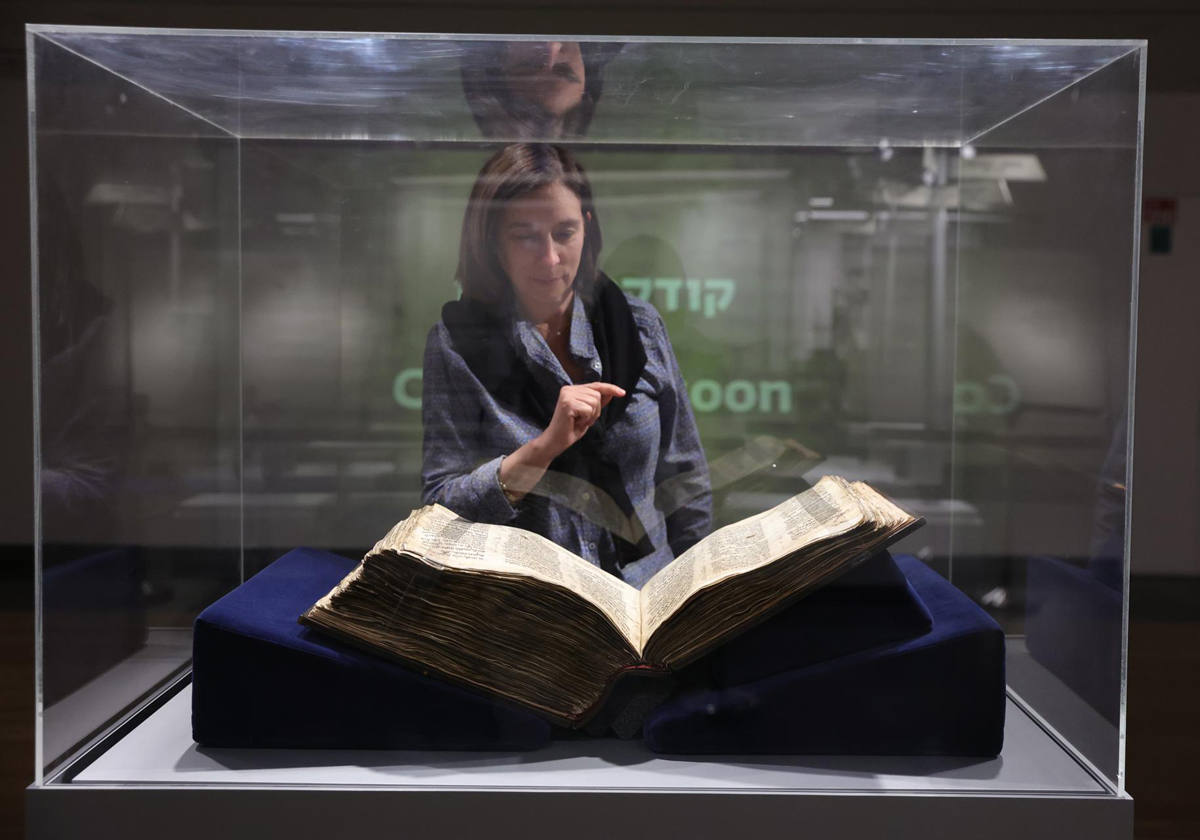 Raya Sapir, registradora de la colección del museo, observa el Codex Sassoon, la Biblia hebrea completa más antigua, en exhibición en el Museo ANU del Pueblo Judío en Tel Aviv, Israel. La biblia Codex Sassoon, que data de principios del siglo X, se exhibirá públicamente del 23 al 29 de marzo en Tel Aviv. Posteriormente el libro será subastado por Sotheby'Äôs en Nueva York, EE.UU. el 16 de mayo, con un precio estimado de 30 a 50 millones de dólares.