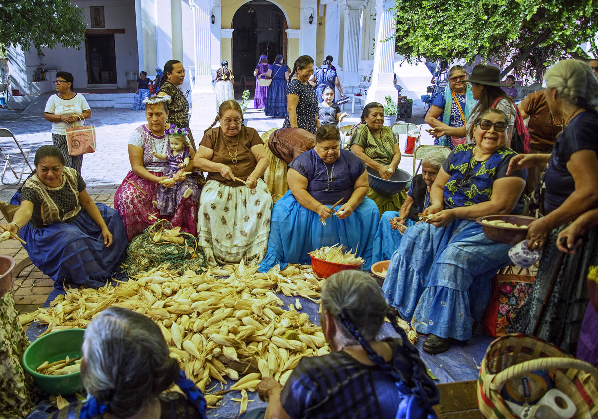 Un grupo de mujeres indígenas zapotecas deshoja maíz para la elaboración de tamales, como parte de las festividades de la cuaresma en el municipio de Tehuantepec, estado de Oaxaca (México). 