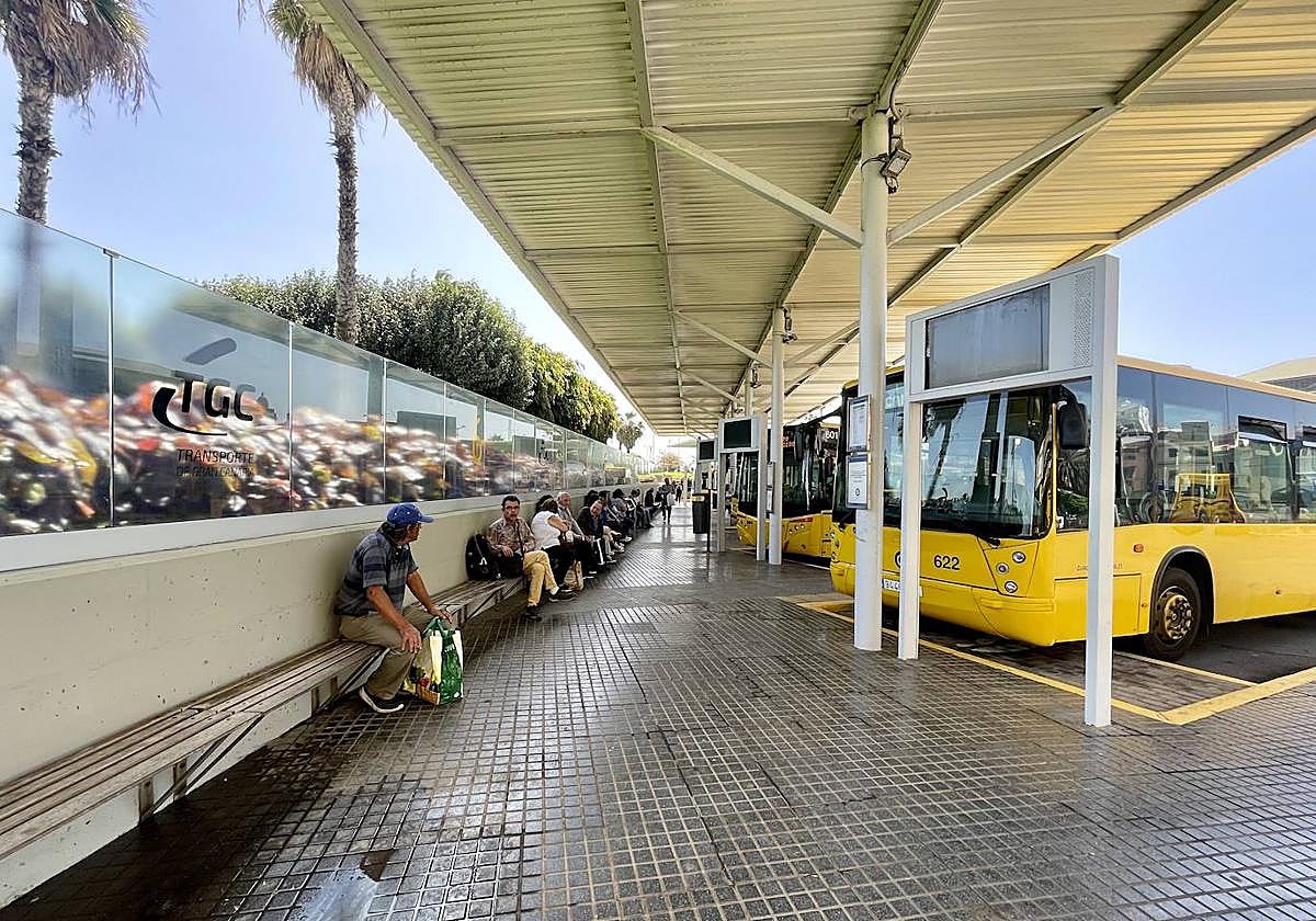 Usuarios de Guaguas Municipales en una parada de la empresa municipal de transporte urbano.