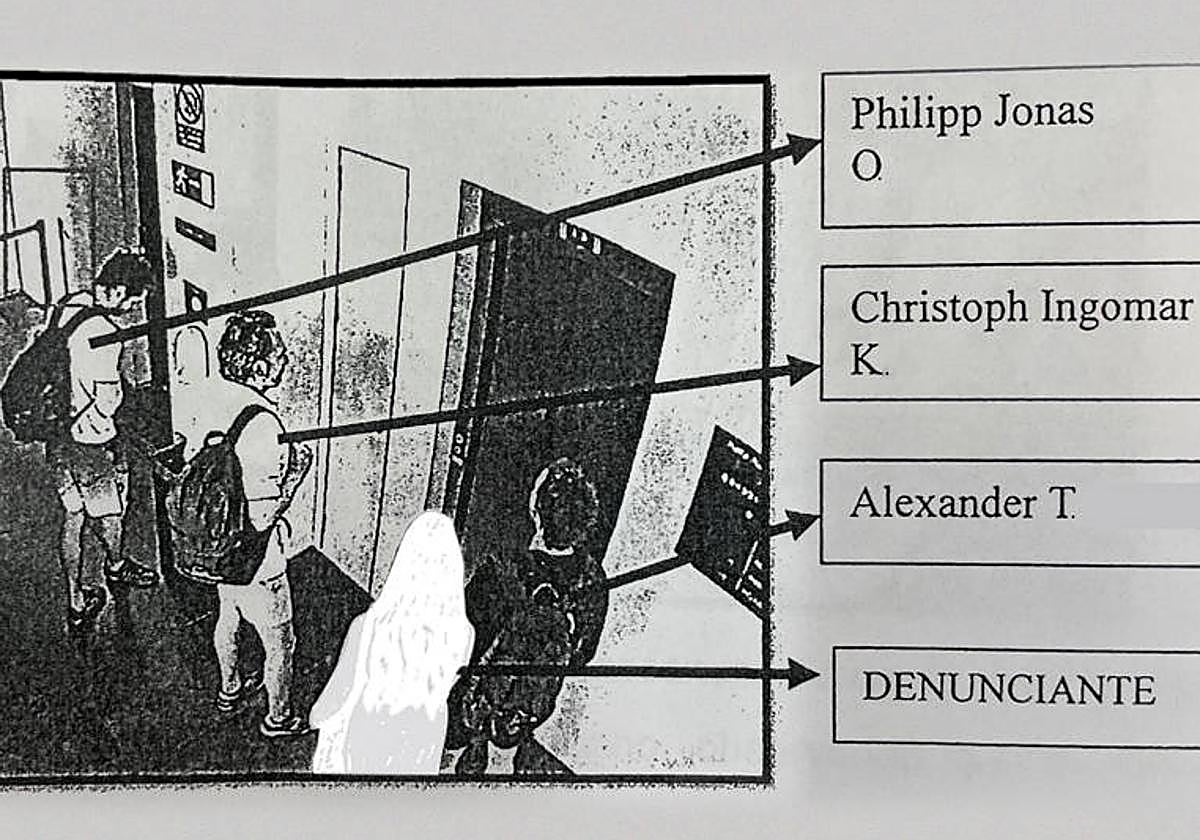 Imagen de una de las cámaras de seguridad del hotel donde se ve a los investigados junto la víctima, esperando al ascensor.