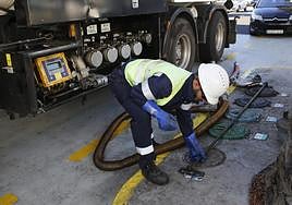 Actividad para reponer material en una estación de servicio en Arrecife.