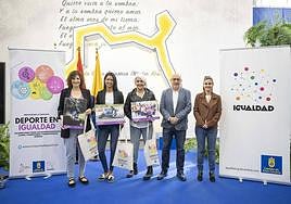 Las ganadoras del concurso de fotografía deportiva junto a Sara Ramírez y Antonio Morales.