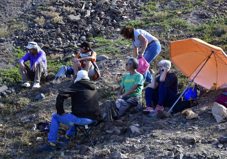 Concentración de vecinos en la zona de obras el segundo día de los trabajos.