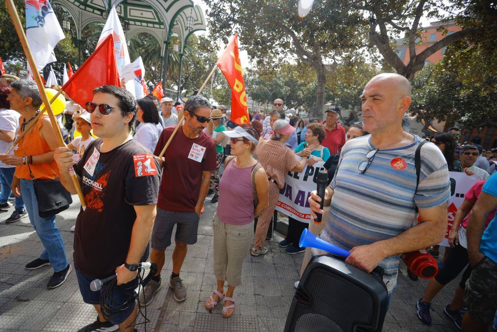 La &#039;marea blanca&#039; recorre la capital grancanaria
