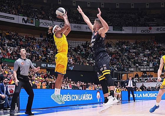 Albicy lanza a canasta en el partido en la Copa del Rey.