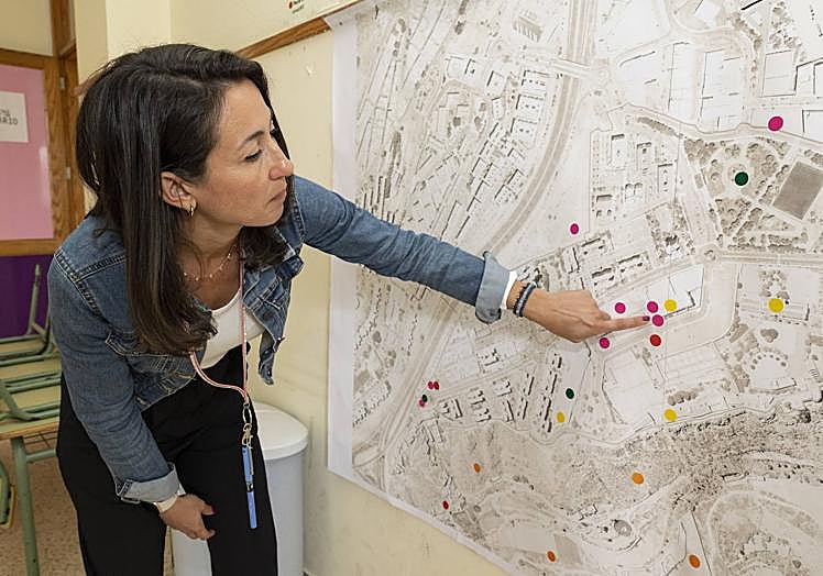 Imagen principal - Iorio muestra en la imagen superior la zona de actuación. Imágenes del camino real al Pino.