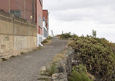 Imagen secundaria 1 - Iorio muestra en la imagen superior la zona de actuación. Imágenes del camino real al Pino.