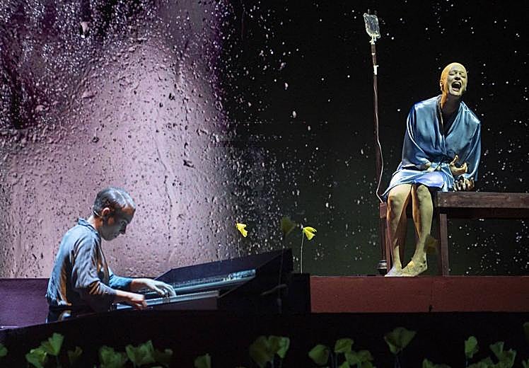 Ruth Sánchez y Marta Viera, en una escena de 'Clara y el abismo', de Unahoramenos