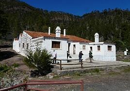 Vista de las instalaciones del Aula de la Naturaleza de Inagua, con el pinar al fondo.