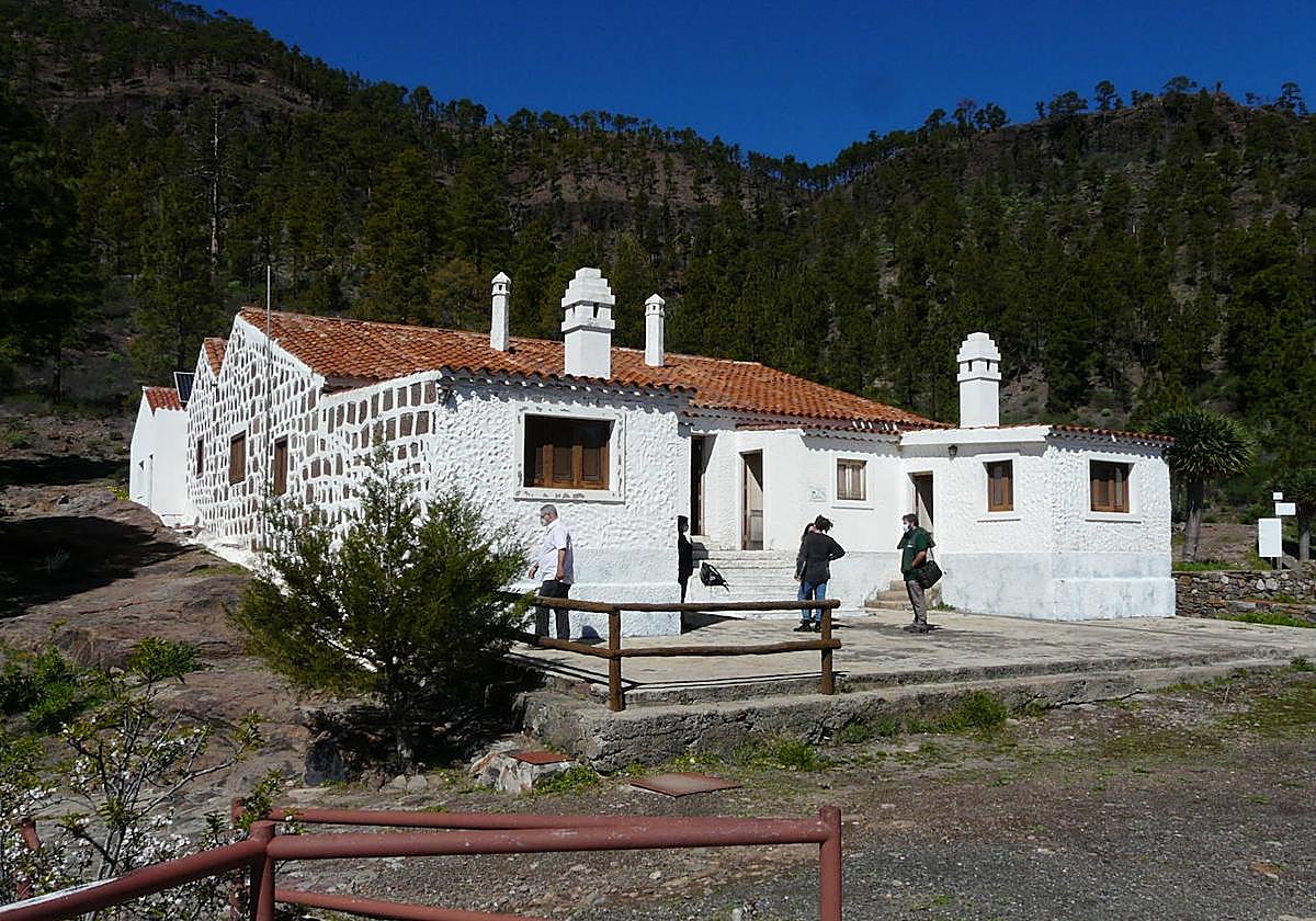 Vista de las instalaciones del Aula de la Naturaleza de Inagua, con el pinar al fondo.