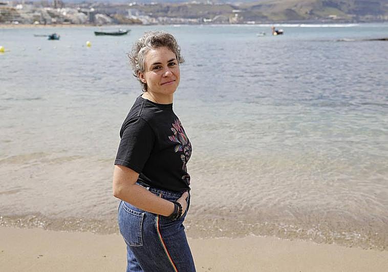 La actriz grancanaria Ruth Sánchez, en la playa de Las Canteras.