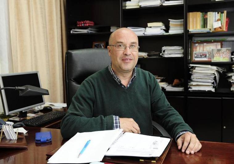 Dámaso Arencibia, alcalde de Valleseco, en su despacho de las oficinas municipales.