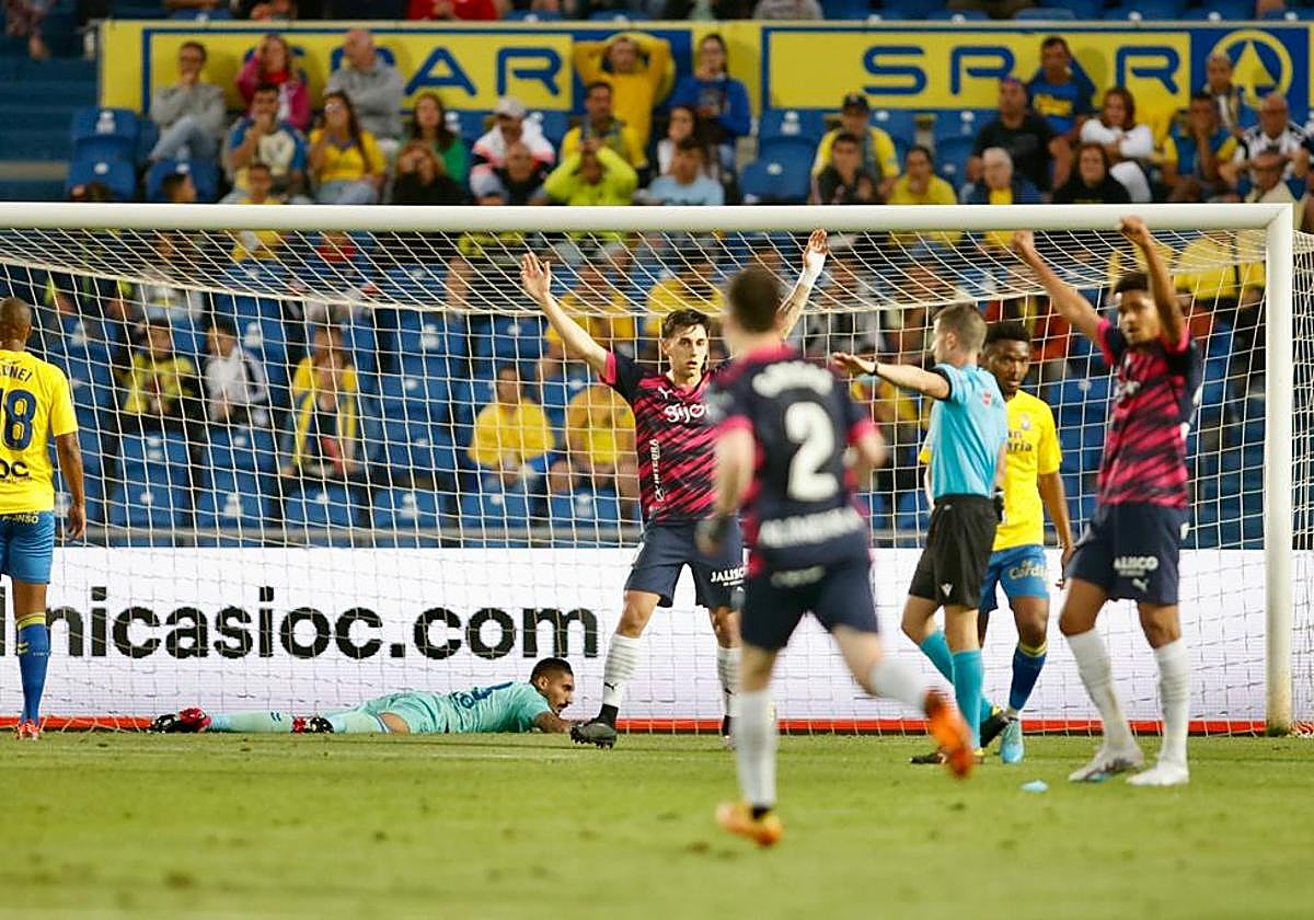Celebración del gol de Queipo por parte de los jugadores del Sporting.