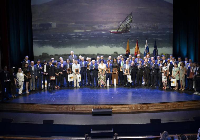 Foto de familia de autoridades, dirigentes y premiados tras la gala.