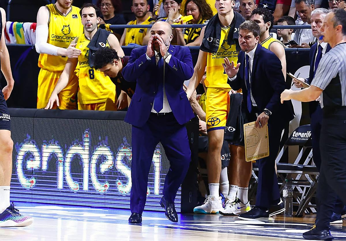 El entrenador grancanario da indicaciones a sus jugadores durante un lance del encuentro entre el Lenovo Tenerife y el Granca.