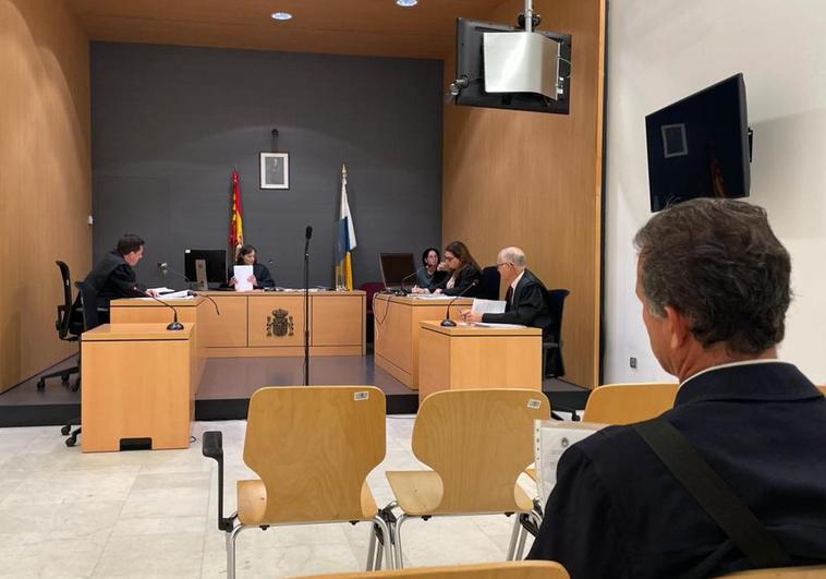 «Mienten, hay desmontes de tres metros de ancho en El Confital»