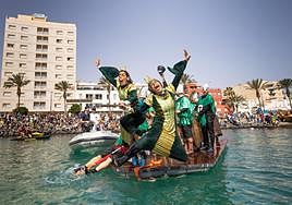 Las dos pregoneras de este año se tiran al agua desde su achipenco.