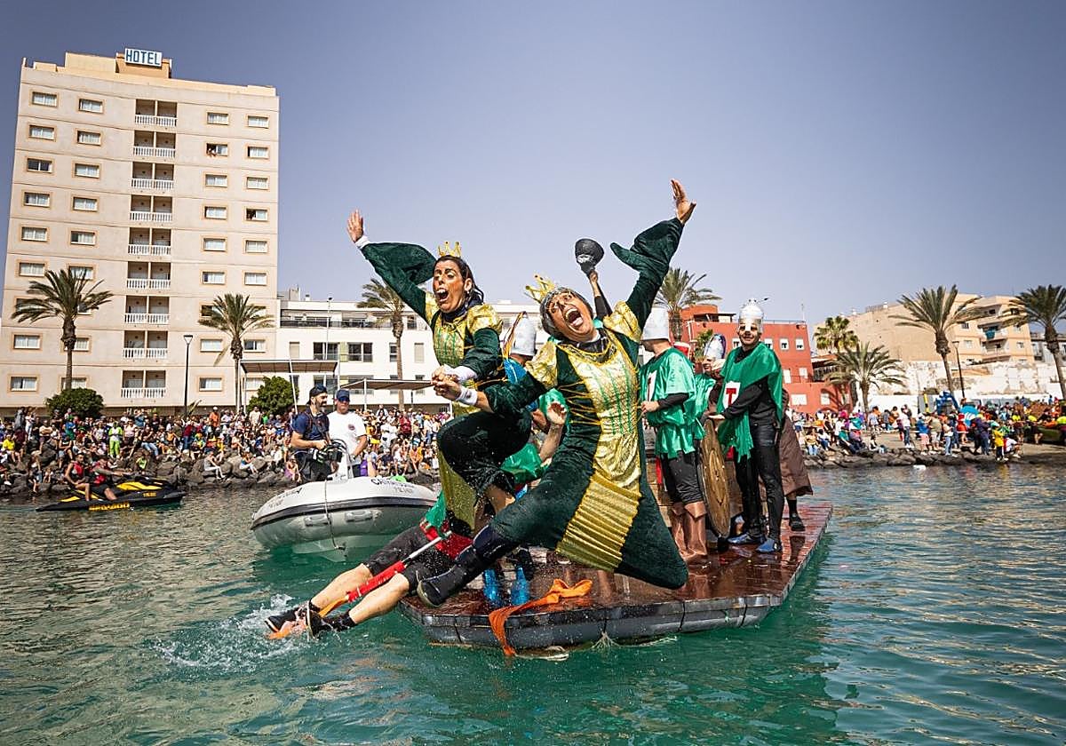 Las dos pregoneras de este año se tiran al agua desde su achipenco.