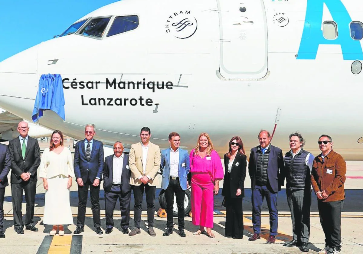 Autoridades, representantes empresariales y miembros de la FCM, junto al avión de Manrique.
