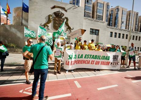 Imagen secundaria 1 - Concentración este martes del STEC ante la sede de presidencia en la capital grancanaria. 