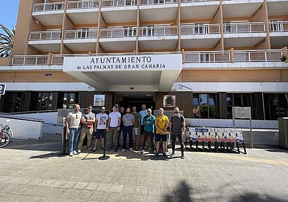 Imagen de los bomberos antes de la reunión mantenida este martes en el Ayuntamiento.