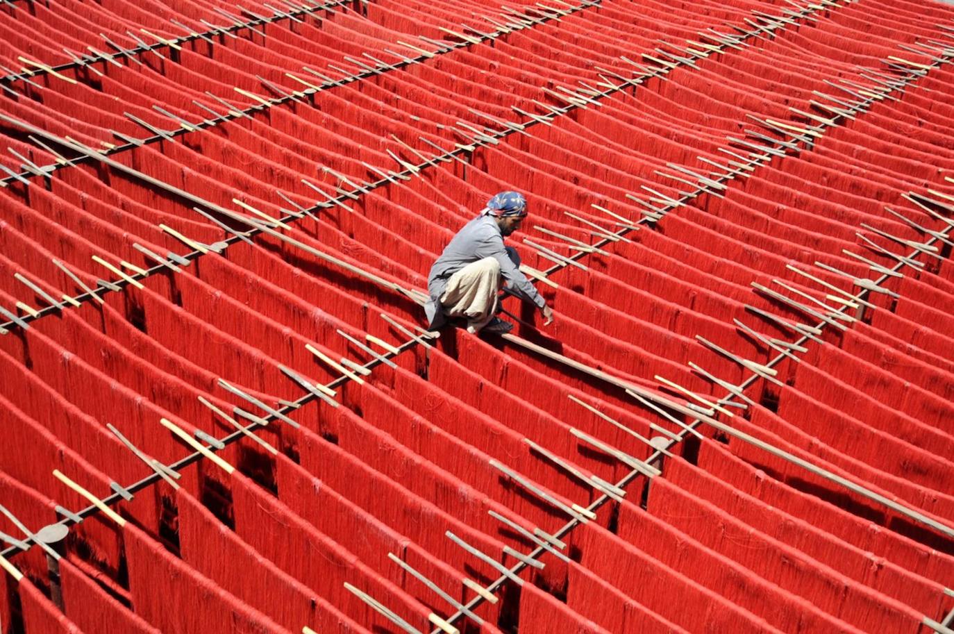Un trabajador prepara fideos Zafrani (rojos) especiales en un taller, durante el sagrado mes de ayuno del Ramadán en Hyderabad, Pakistán. Musulmanes de todo el mundo celebran el mes sagrado de Ramadán, rezando durante la noche y absteniéndose de comer, beber y tener actos sexuales durante el período entre el amanecer y el atardecer. Ramadán es el noveno mes del calendario islámico y se cree que la revelación del primer verso del Corán fue durante sus últimas 10 noches. 