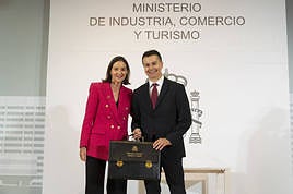 El nuevo ministro Héctoz Gómez (d) junto a su predecesora Reyes Maroto