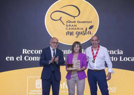 Imagen secundaria 1 - Carmelo Florido, Carmelo de La Trastienda de Chago y Borja Marrero, reciben el premio de la mano de Antonio Morales