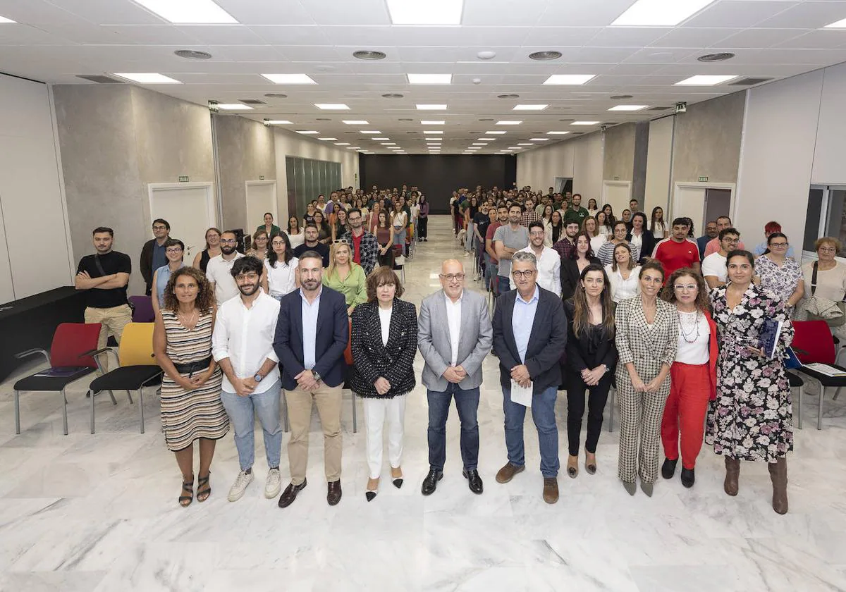 Los 143 jóvenes que inician su primera experiencia laboral recibieron la bienvenida al Cabildo.