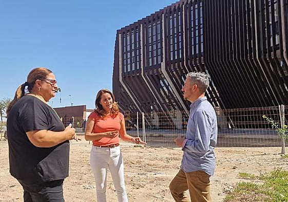 Candi Umpiérrez, candidata a la alcaldía de Tuineje, la portavoz Lola García y el exconsejero de Cultura, Rayco León.