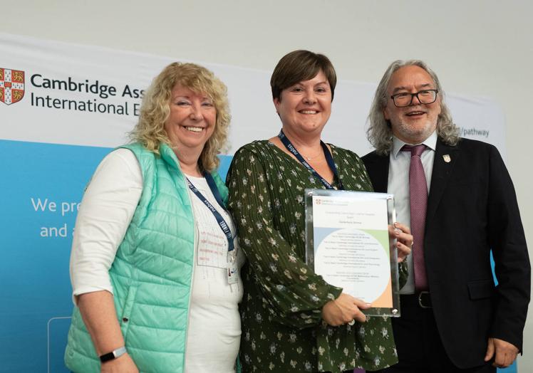 Pam Ainsworth del equipo directivo del Canterbury School recoge el certificado en la presentación de los premios