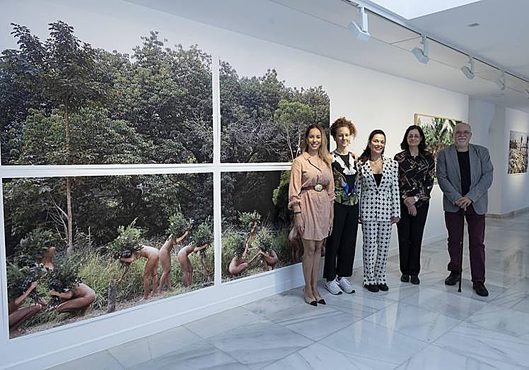 Las dfos artistas, junto a Guacimara Medina, Claudia Gianetti y Orlando Britto.